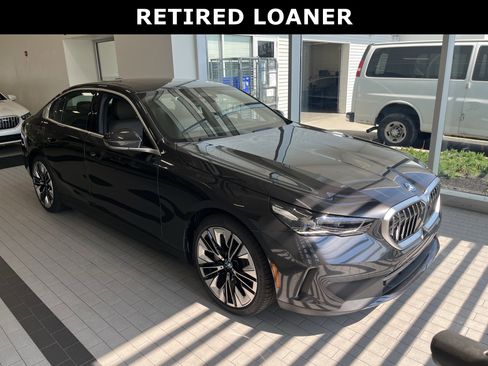 Used 2025 BMW i5 xDrive40 w/ Premium Package image 2