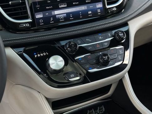 Used 2023 Chrysler Pacifica Limited FWD image 29
