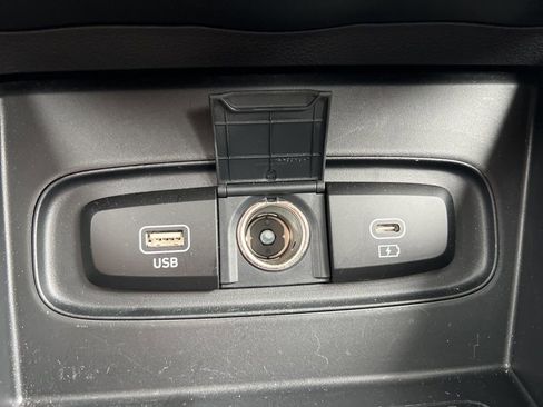 Used 2025 Hyundai Venue SEL image 22