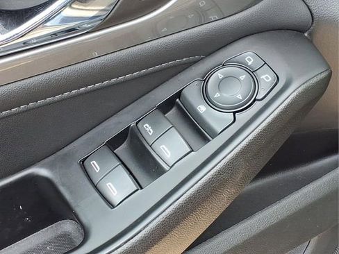 Used 2023 Chevrolet Traverse LT FWD image 16
