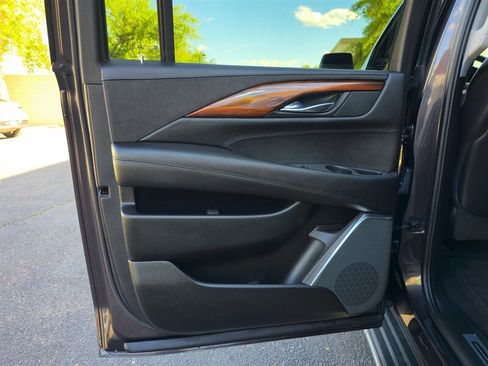 Used 2016 Cadillac Escalade ESV Luxury RWD image 28
