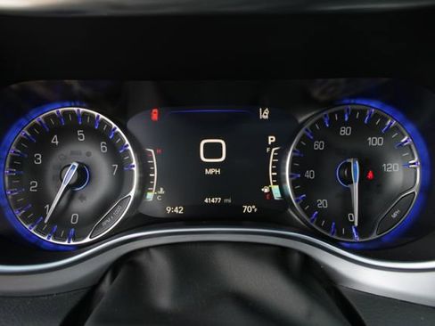 Used 2025 Chrysler Pacifica Limited FWD image 17