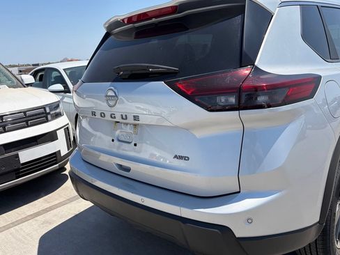 Used 2025 Nissan Rogue SV AWD/4WD image 4
