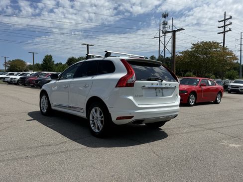 Used 2016 Volvo XC60 T5 Premier w/ Proximity Package FWD image 3