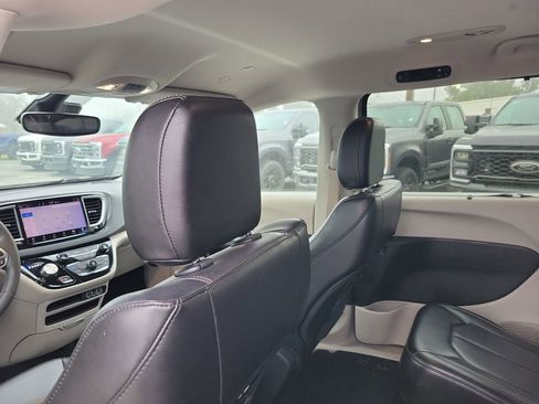 Used 2023 Chrysler Pacifica Touring-L FWD image 29