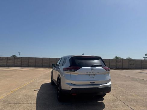 Certified 2025 Nissan Rogue SV FWD image 16