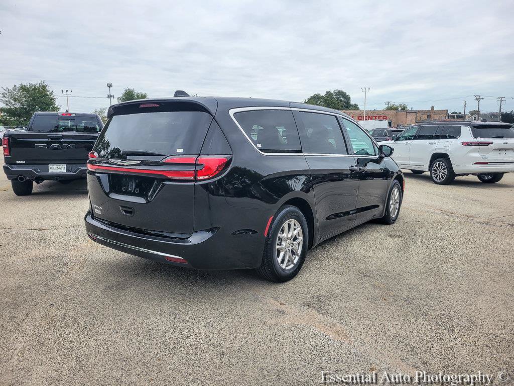 Used 2024 Chrysler Pacifica Touring-L FWD image 13