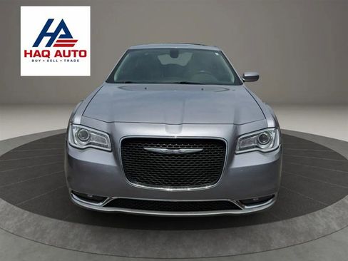 Used 2017 Chrysler 300 Limited w/ Driver Convenience Group RWD image 2