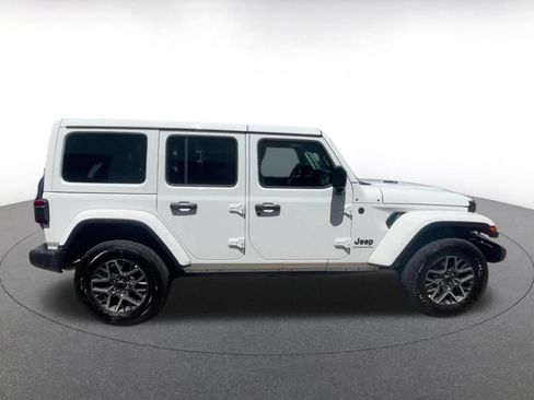 Used 2025 Jeep Wrangler Unlimited Sahara AWD/4WD image 16