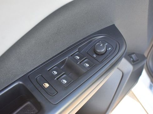 Used 2024 Volkswagen Taos SE FWD image 12