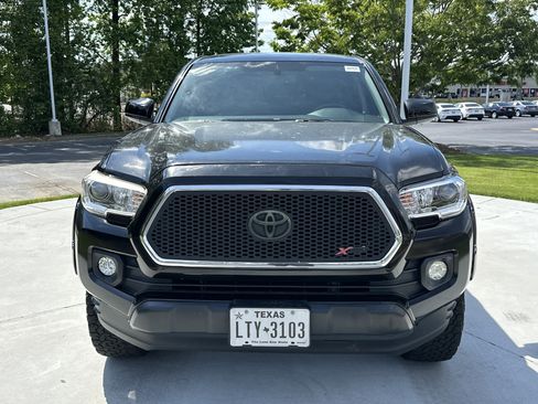 Used 2017 Toyota Tacoma SR5 w/ Tow Package RWD image 3