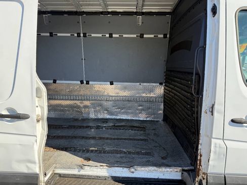 Used 2014 Freightliner Sprinter 3500 RWD image 17