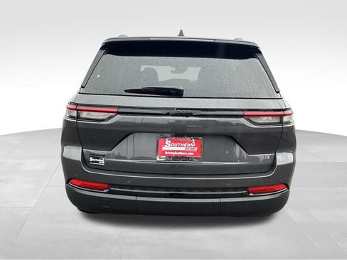 New 2025 Jeep Grand Cherokee Altitude image 4