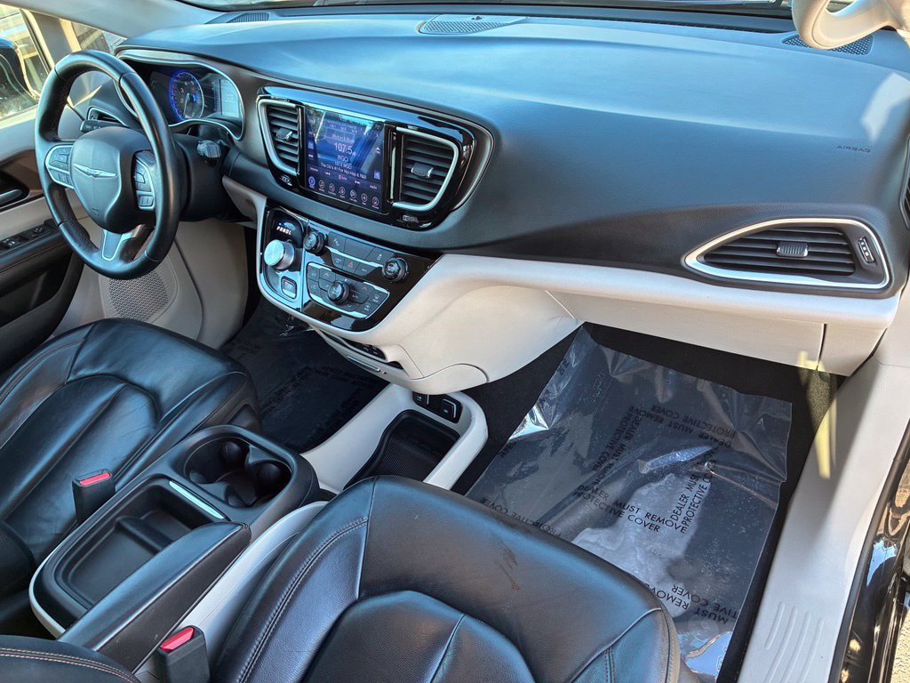 Used 2017 Chrysler Pacifica Touring-L FWD image 35