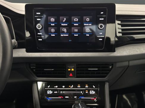 Used 2025 Volkswagen Jetta SE image 14