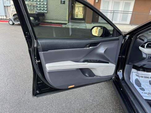 Used 2018 Toyota Camry LE image 19