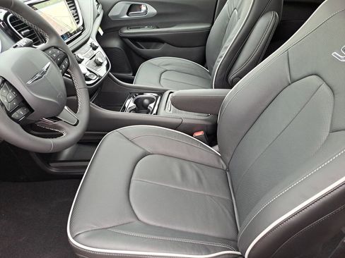 New 2026 Chrysler Pacifica Limited w/ S Appearance Package FWD image 16