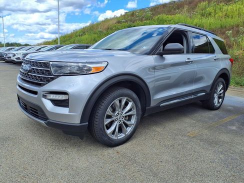 Certified 2022 Ford Explorer XLT w/ Equipment Group 202A image 5