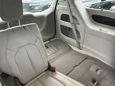 Used 2020 Chrysler Pacifica Touring-L FWD image 9