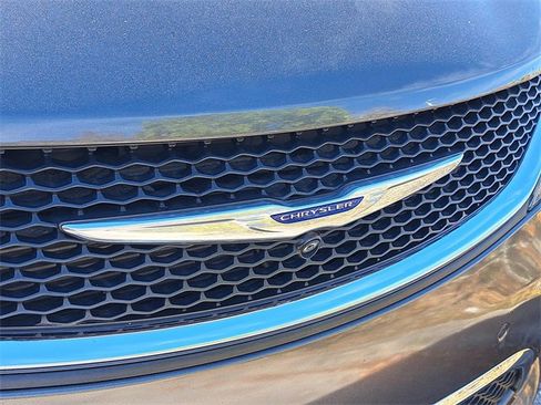 Used 2019 Chrysler Pacifica Touring-L Plus w/ Advanced Safetytec Group image 5