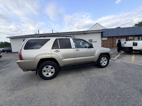 Used 2004 Toyota 4Runner SR5 AWD/4WD image 18