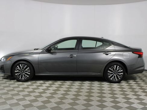 Used 2025 Nissan Altima 2.5 SV FWD image 32