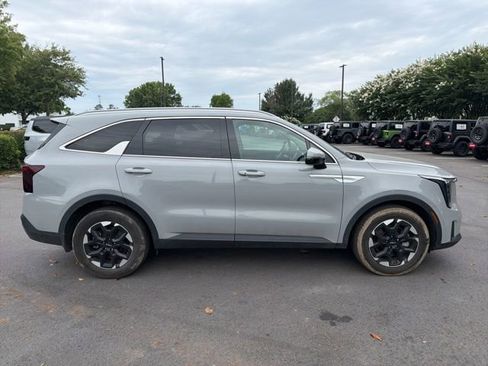 Used 2024 Kia Sorento S w/ Panoramic Sunroof Package FWD image 2