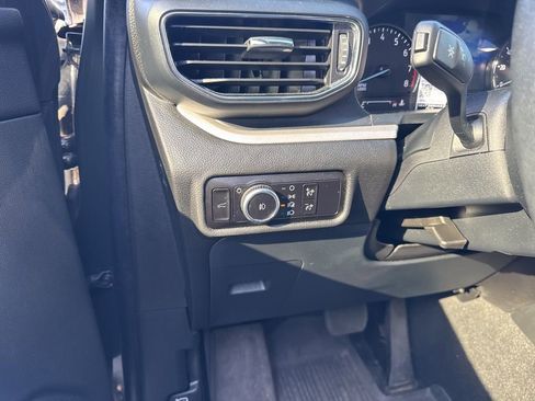 Used 2023 Ford Explorer XLT w/ Equipment Group 202A image 7
