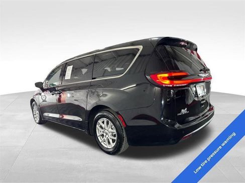 Used 2024 Chrysler Pacifica Touring-L FWD image 7