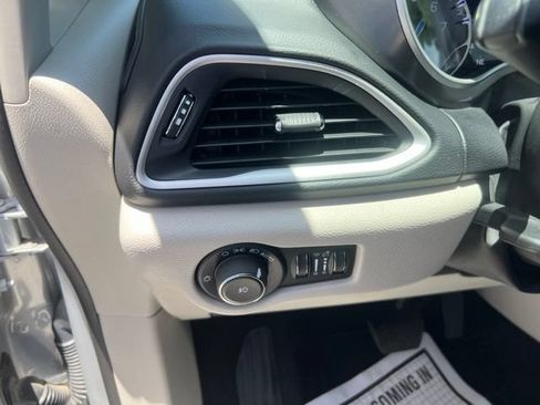Used 2024 Chrysler Pacifica Touring-L FWD image 17