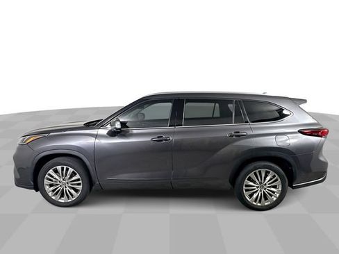 Used 2023 Toyota Highlander Platinum FWD image 5
