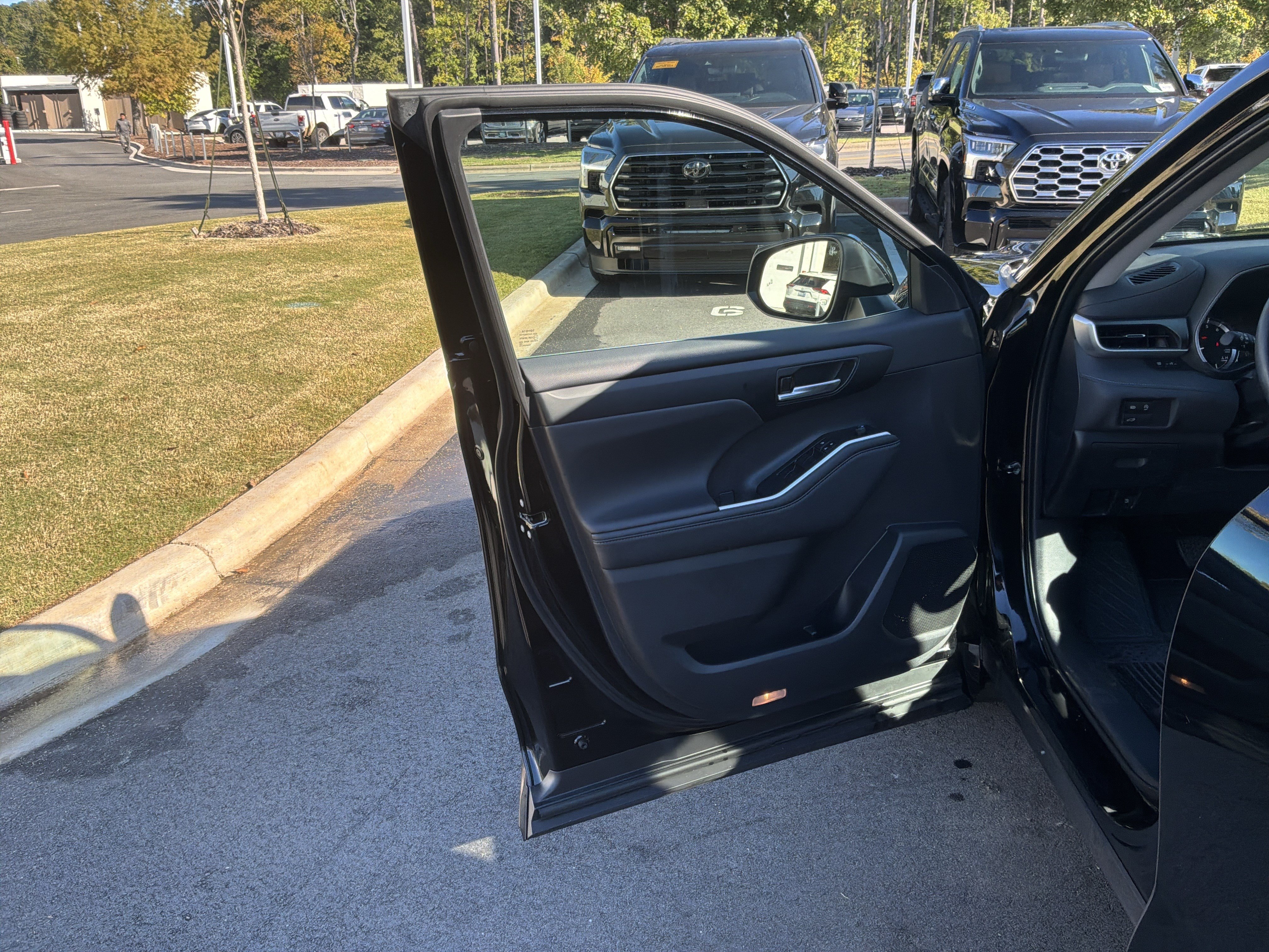 Used 2024 Toyota Highlander XLE AWD/4WD image 14