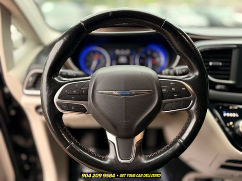 Used 2019 Chrysler Pacifica Touring-L FWD image 14