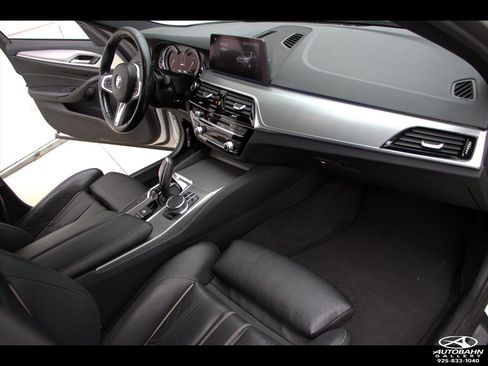 Used 2019 BMW 530e w/ M Sport Package image 27