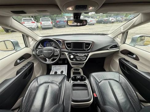 Used 2018 Chrysler Pacifica Touring-L FWD image 9
