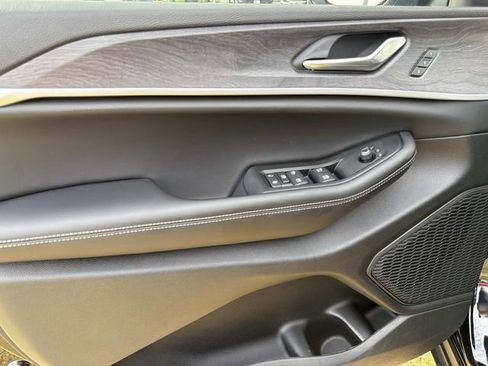 New 2025 Jeep Grand Cherokee L Limited w/ Luxury Tech Group II image 24