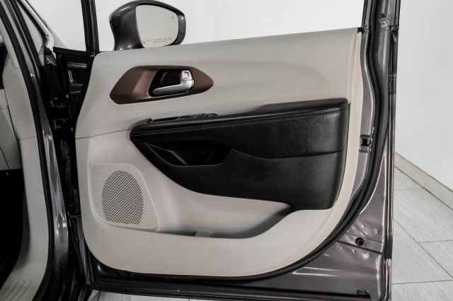 Used 2019 Chrysler Pacifica Touring-L FWD image 41