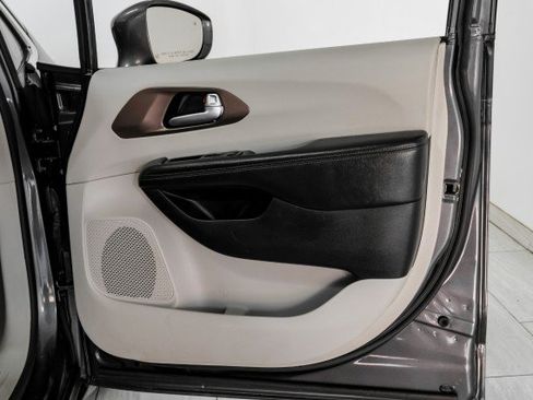 Used 2019 Chrysler Pacifica Touring-L FWD image 41