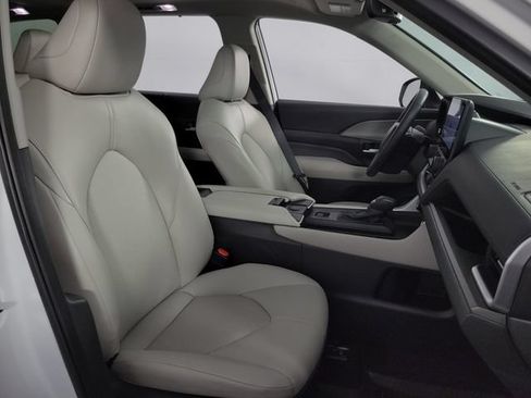 Used 2025 Toyota Grand Highlander FWD image 15