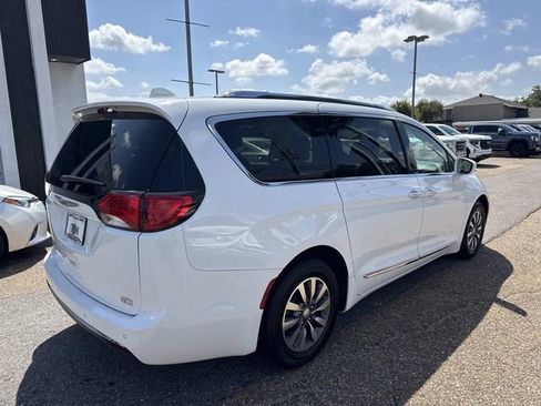 Used 2020 Chrysler Pacifica Touring-L Plus FWD image 6