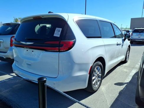 Used 2024 Chrysler Pacifica Touring-L FWD image 6