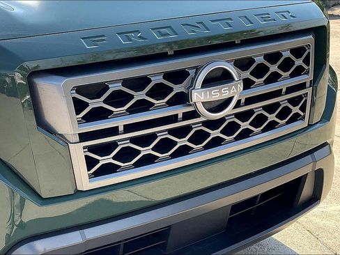 Used 2024 Nissan Frontier SV image 33