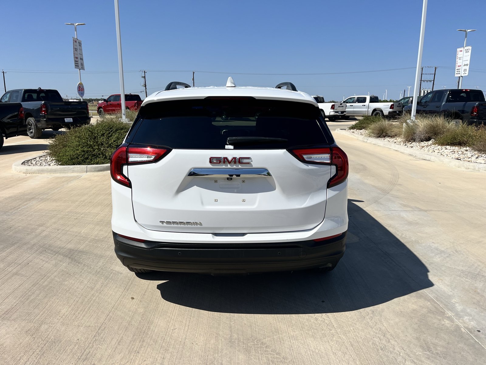 Used 2022 GMC Terrain SLE w/ Driver Convenience Package FWD image 4