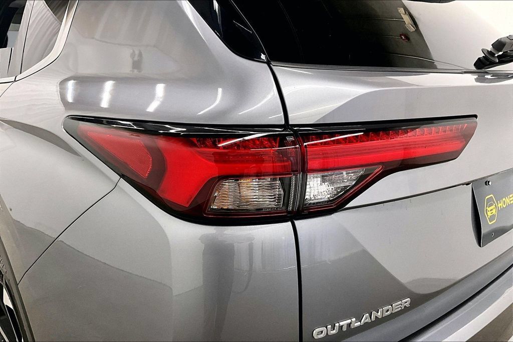Used 2022 Mitsubishi Outlander SEL AWD/4WD image 16