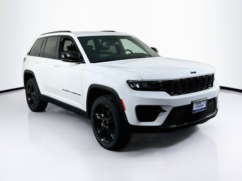 Used 2023 Jeep Grand Cherokee Altitude AWD/4WD image 3