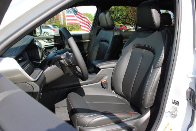 New 2027 Jeep Grand Cherokee Limited w/ Limited Altitude Package AWD/4WD image 13