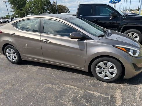 Used 2016 Hyundai Elantra SE FWD image 1