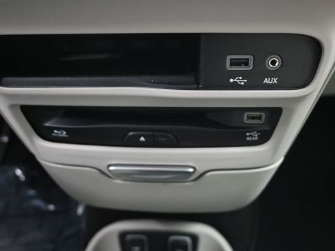 Used 2020 Chrysler Pacifica Touring-L Plus w/ Tire & Wheel Group image 24