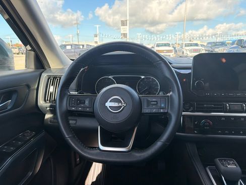 Used 2025 Nissan Pathfinder SL FWD image 11