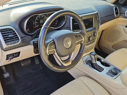 Used 2019 Jeep Grand Cherokee Laredo image 16